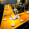 BGMが流れる店内でライブ感溢れる空間でお食事をお楽しみいただけます。ご友人同士や会社帰りの方、カップルの方、おひとりさまなど様々なシーンでお楽しみいただける空間となっております。