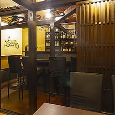 ゆったりとした空間に配置された4名様用のテーブル席が2卓ございます。こちらは、ご家族や親しいご友人との気軽なお食事に最適です。椅子席ですので、どなた様も快適にお過ごしいただけます。お料理を囲みながら、開放的な雰囲気の中、会話が弾む楽しいひとときをお過ごしください。