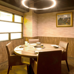 1卓6名様の個室空間。連結して最大3卓18名様までの団体様の受付も可能でございます。