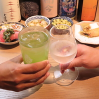 木の温もりと活気あふれる立ち呑み空間でサクッと一杯。