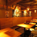 【1Fテーブル席】大きなテーブルですのでいろいろ注文しても無理なく並べられます。