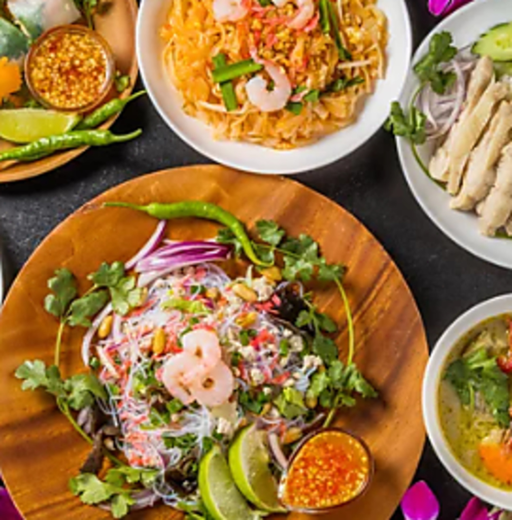 スパイシーな香りが食欲をそそるタイやベトナムの味♪本格ハーブを使ったエスニック料理で南国気分◎