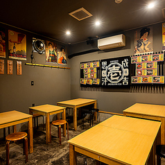 仕事帰りのサク飲みから仲間内のカジュアルな集まりまで使い勝手抜群のテーブル席