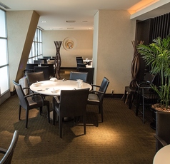 1名～4名様まで、人数に応じたテーブル席が多数ございます