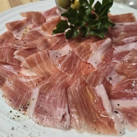 お酒がすすむ豊富なフードメニュー