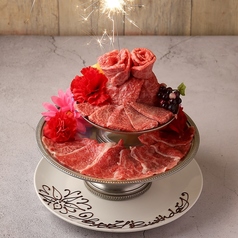 【焼肉で記念日】　特別な日やパーティーにメッセージ付きアニバーサリープレミアム食べ放題6000円の写真