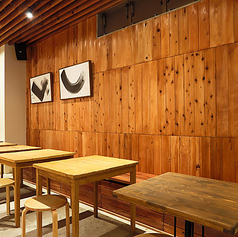 テーブル席を繋げることで、最大で16名様まで着席可能。同僚との宴会や女子会、打ち上げなどのお集まりにもご利用いただけます。飲み放題付のお得なコースもございますので、ぜひご予約ください。