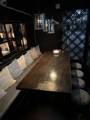 1Fの個室は10名様程度までご利用頂けます。片側ソファ、エアコン完備です。