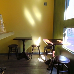 2名掛けのテーブルが2席あります。繋げて最大4名様までご利用いただけます◎