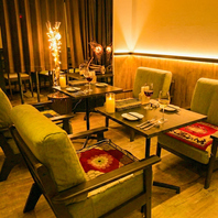 落ち着きと温もりを感じる大人のための心地よい店内空間