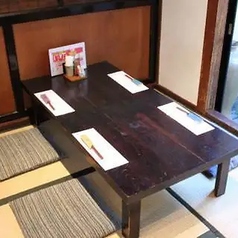 【お座敷席(4名様×2卓・8名様×1卓)】くつろぎの純和空間でごゆるりと。お座敷席は4名様×2卓、8名様×1卓ご用意。4名様席は2卓お繋ぎすることも可能です。馴染み深い和空間はお家でくつろいでいるかのような居心地の良さ。畳のお席はお子様連れのランチ会も安心です◎夜は膝を突き合わせてお酒を酌み交わす小宴会に最適