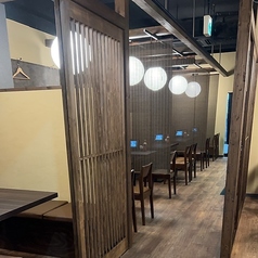 【テーブル席/9～45名様/大小宴会に!和を感じる憩いの空間（15名様×3部屋）】ゆったりのんびり足を伸ばしてくつろげる席を完備。人数に合わせて最適な空間にご案内します。15名様迄の中規模宴会から、最大45名様で掘りごたつフロア独占OK。
