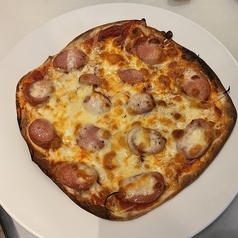 たっぷりソーセージのピザ