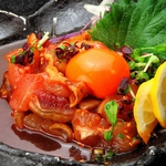 こちらも人気！「地鶏のユッケ」とろ～り濃厚卵を自家製タレに漬けこんだ地鶏と絡めれば…♪