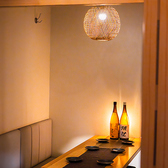 田町で、古き良き時代の和食を味わえる居酒屋「やすらぎ」。牛タンや小籠包など、どこか懐かしい味わいの料理の数々。低温調理で仕上げた、口の中でとろけるような新食感もご堪能ください。情緒溢れる空間で、心ゆくまでごゆっくりと。
