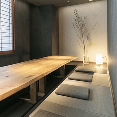 接待や記念日などの特別な集まりにぴったりな、特別感のあるお部屋です。テーブルから照明、隅々までこだわり抜いた和の印象が感じられる個室。