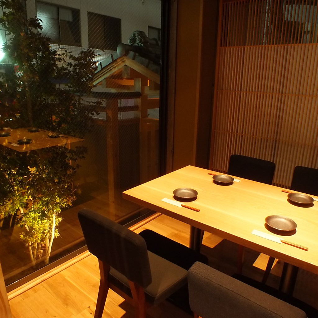 その隣には完全個室のテーブル席を完備！３～４名の集まりから最大16名様前後でのテーブル宴会もOK