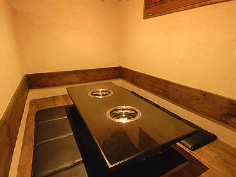 お子様連れやデートにも最適な掘りごたつの半個室完備♪