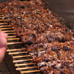 1本ずつ丁寧に時間をかけて焼き上げる「勝軍とり皮」