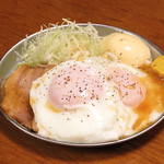 当店名物【チャーシューエッグ】ラーチャン家のチャーシューを使用しています！お酒のお供にピッタリ