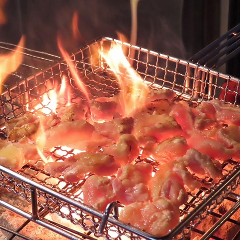 豪快に炭火であぶる旨みがジュワ～っと口の中に広がる焼き鳥を是非食べていただきたい