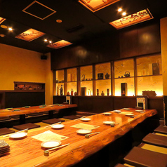 大人数用でも落ち着いた掘りごたつ席をご用意！落ち着いた照明の店内で、腰を下ろした瞬間、お家に帰ったようにリラックスしてお過ごしいただけます♪一日の締めくくりにも、美味しいお料理とお酒で楽しい時間をお過ごしください◎大規模な宴会などのお集りにもってこいです！皆様のご来店を心よりお待ちしております！