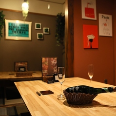 まるでお家でくつろいでいるような居心地の良い堀りごたつお座敷席は、アットホームな宴会にオススメです◎ご利用人数に合わせてテーブルのセッティングが可能!組数によって、完全個室としてもご利用いただけます。ご宴会にピッタリのコースや飲み放題もご用意しておりますので、お気軽にご相談下さいませ!