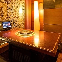 【宴会個室：～6名様】掘りごたつ席でリラックス。落ち着いた雰囲気の掘りごたつ席は、6名様用までが2席。繋げてご利用いただくことも可能です。間接照明が優しく灯るウッディな内装は居心地抜群◎完全個室のプライベート空間が◎ゆったりとお食事や会話を楽しめます。大切な接待や記念日のご利用にもにぴったり！