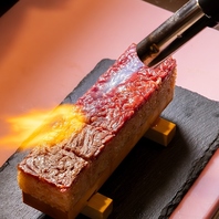 濃厚な味わいと柔らかい食感の炙りユッケ寿司