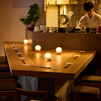 照明を抑えたシックで上品な大人の空間◎