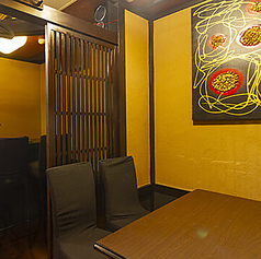 4名様用のテーブル席は、配置を工夫することで最大10名様までご利用可能な半個室空間となります。周りを気にせずにお過ごしいただけるため、ご宴会や職場の飲み会、少人数のパーティーに最適です。事前にご相談いただければ、プライベート感のある落ち着いた空間をご用意いたします。