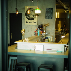 アパレルショップかと思うほどお洒落な角打ちスペース♪カウンター席でこだわりのお肉とお酒をお楽しみいただけます！