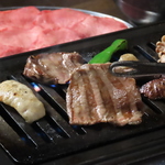 柔らかな和牛肩ロースは老若男女に人気。美しいサシのカルビは、旨味が際立つ自家製タレでどうぞ♪