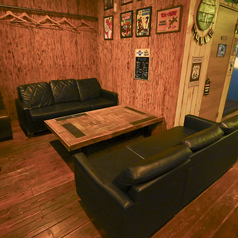 遊びの合間にほっと一息つける、ゆったりとしたテーブル席をご用意しております♪小腹が空いた時にみんなでつまめるホットサンドやナゲットなどの軽食メニューも種類豊富◎ダーツの対戦やカラオケの順番を待ちながら、美味しいお酒とフードをシェアして、仲間との和やかなコミュニケーションタイムをお楽しみいただけます!