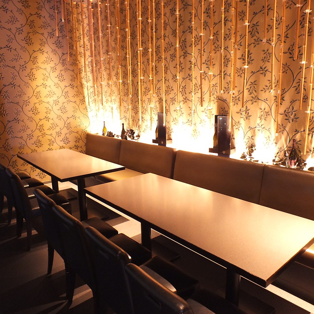 女子会やデートにも大人気♪銀座の眺望を楽しめるお店。隠れた花園のような内装はおしゃれで華やか。