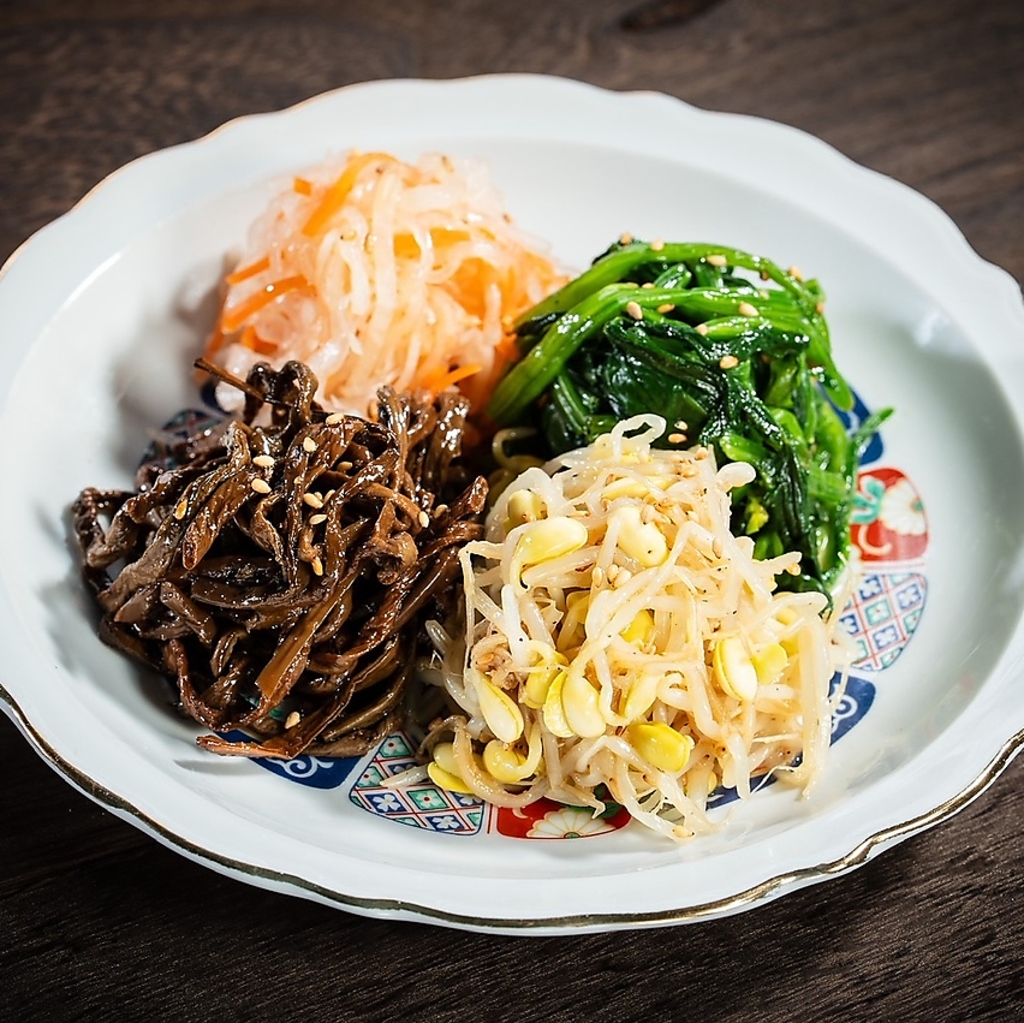 ナムルや冷麺などさっぱりとしたメニューやデザートもご用意しております。