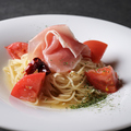 料理メニュー写真&nbsp;生ハムとフレッシュトマトのペペロンチーノ [生麺使用]