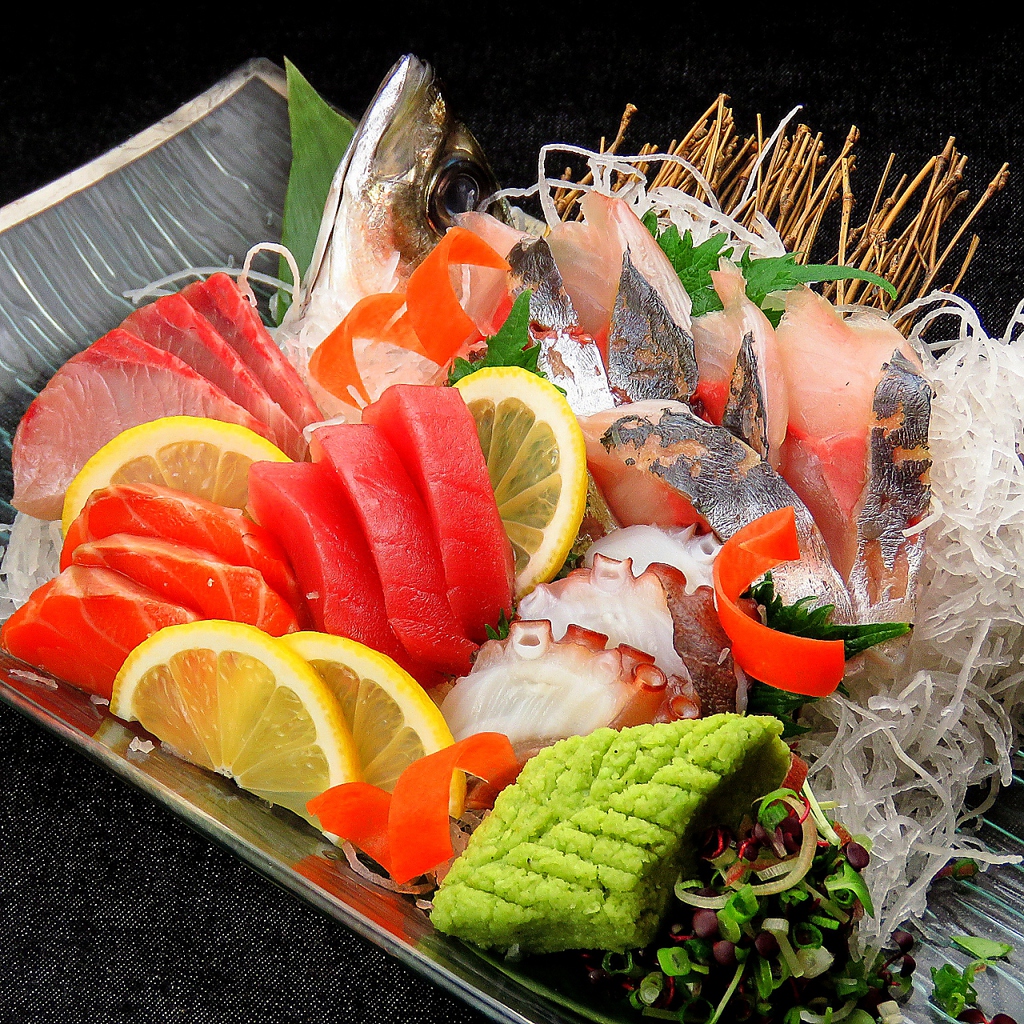 市場直送！毎日新鮮ピチピチ旬魚が愉しめる！刺し盛りには真アジの姿造りがついて豪華！