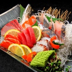 市場直送！毎日新鮮ピチピチ旬魚が愉しめる！刺し盛りには真アジの姿造りがついて豪華！