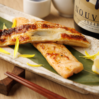 炭火の香りに誘われる当店名物の炉端焼きをご賞味あれ！