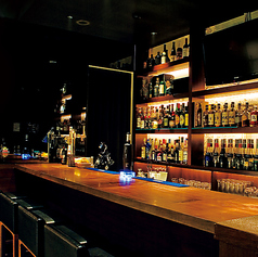 【バーカウンター席】バーテンダーが作るシーンを目の前で。デートはもちろん、友人同士やおひとり様にも嬉しいお席です。席数：バーカウンター6席席形式：カウンター・バーチェア設備：手荷物カゴ有