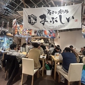 那覇市牧志の新名所「MAKISHI CARNIVAL」の一階という、アクセス抜群のロケーション!観光でお越しの方も、地元の方も、お買い物のついでや待ち合わせにも便利です。沖縄モノレール牧志駅からも徒歩圏内◎新しいスポットで、沖縄の美味しい料理とお酒をお楽しみください。