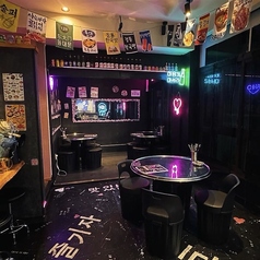 メインフロアにある人気の丸テーブル席は、レイアウトを変更してお席を近くに合わせることで、10名様前後の中規模宴会から、20名様規模の大人数パーティーまで柔軟に対応可能です。