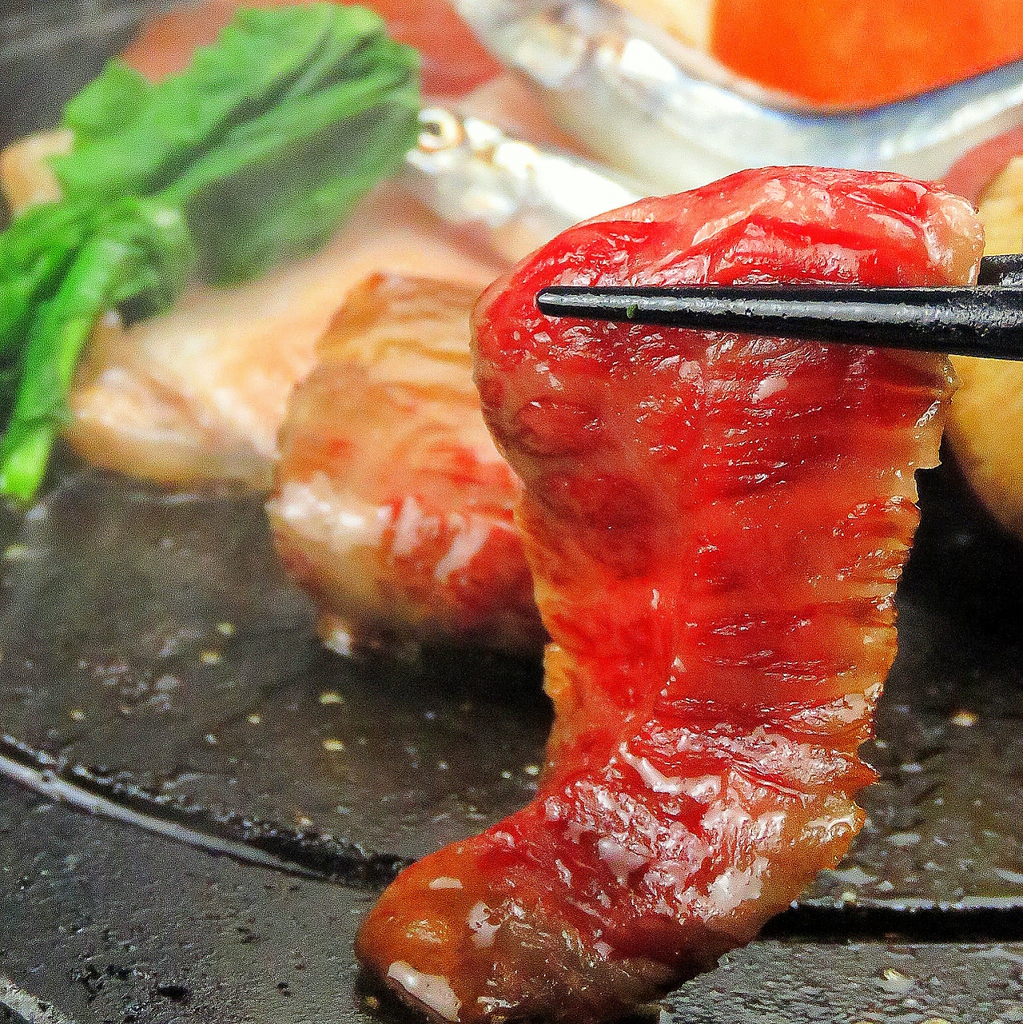 素材の旨味を存分に堪能したいなら「溶岩焼き」鹿児島黒豚・地鶏・和牛や新鮮野菜をご堪能あれ。