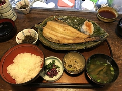 大きいホッケの焼き魚定食の写真