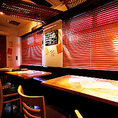 開放感のある空間に配置されたテーブル席は、最大14名様まで対応可能です。温かみのある木製テーブルと椅子が、アットホームな雰囲気を演出し、様々なシーンでご利用いただけます♪ 友人とのカジュアルな飲み会や、会社の同僚との打ち上げにもぴったりです。