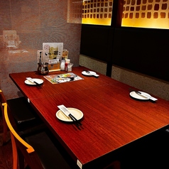 大切な人との特別な時間には、テーブル席がぴったり！ 2名様からご利用OKなので、会社帰りのディナーや宴会にも人気です◎ ご家族・ご友人とのお食事も大歓迎！