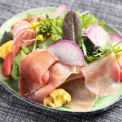 生ハムとパルメジャーノチーズのこくベジのサラダ