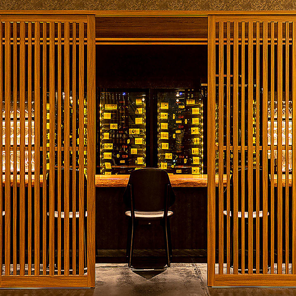 ワインセラーを備えた、こだわりのバーカウンター。