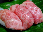 口の中ですぐに溶ける極上肉を使った多聞名物【黒毛和牛にぎり】一度ご賞味ください♪